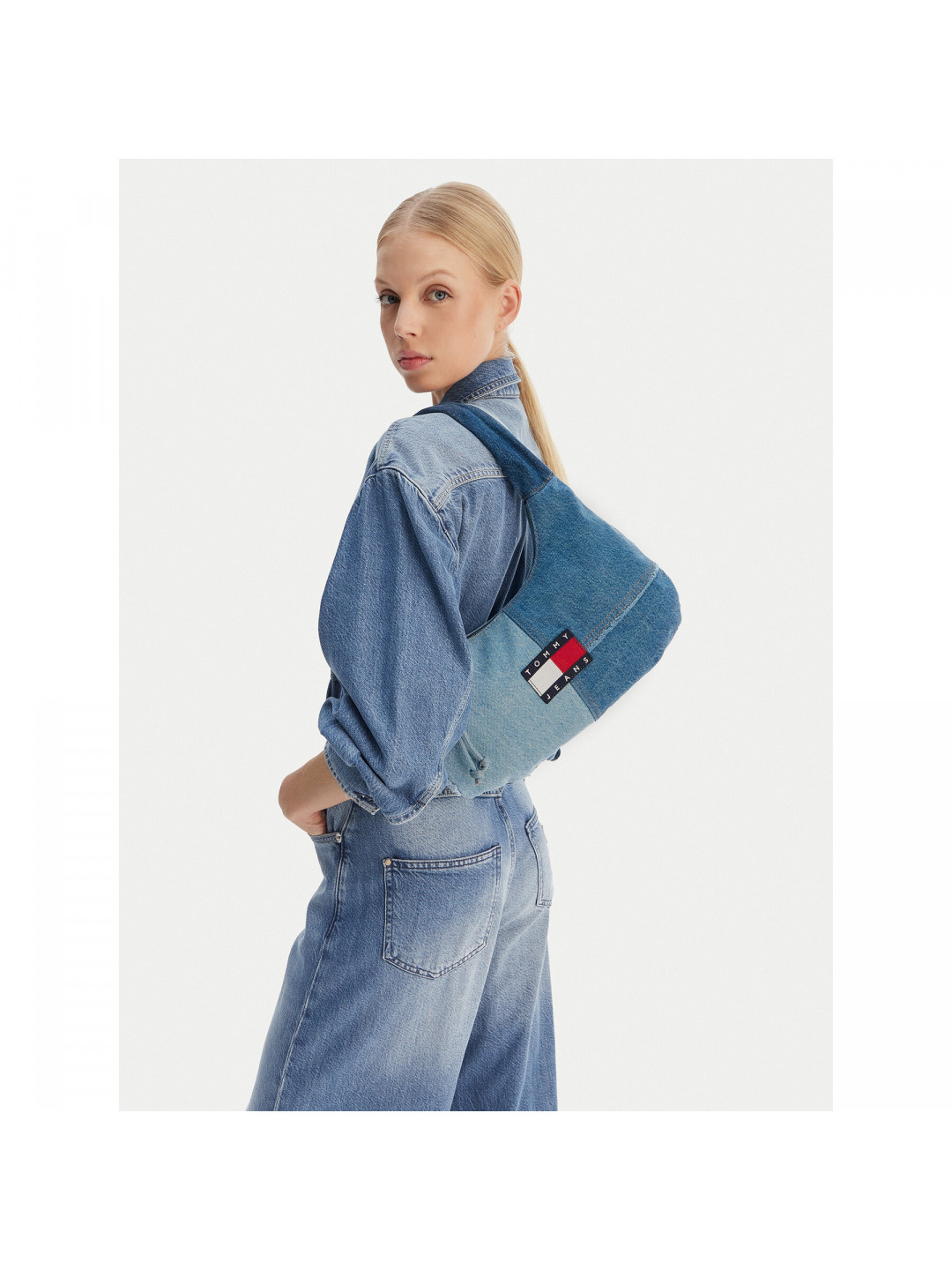 Kabelka Tommy Jeans Tjw Denim Patchwork Shoulder Bag AW0AW18471 Modrá